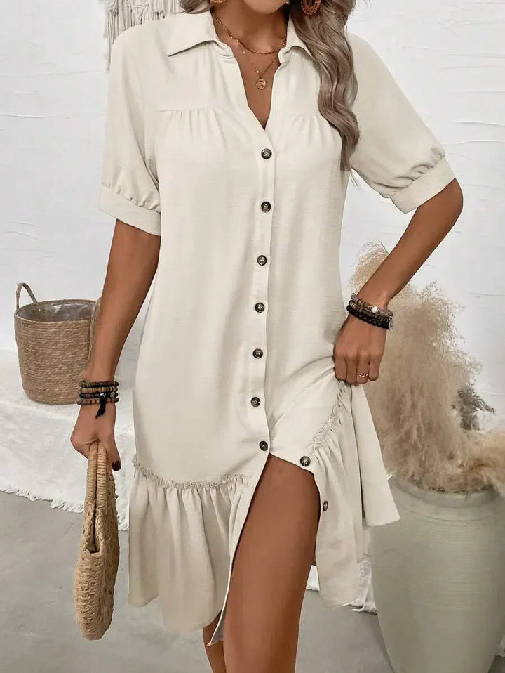 Aliyah – Geknöpftes Kleid mit Rüschensaum