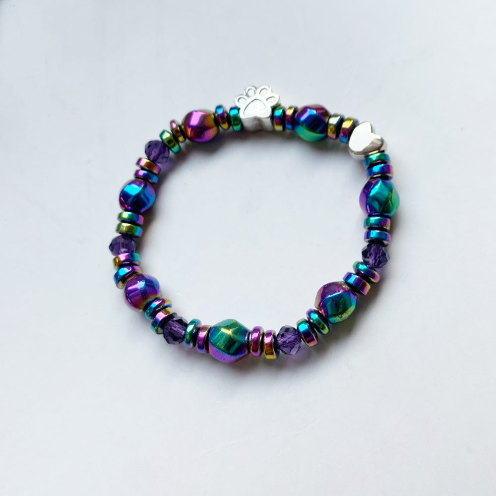 Armband mit einem Anhänger in Form einer Pfote