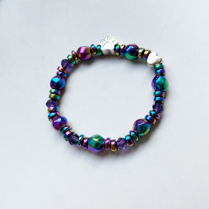 Armband mit einem Anhänger in Form einer Pfote
