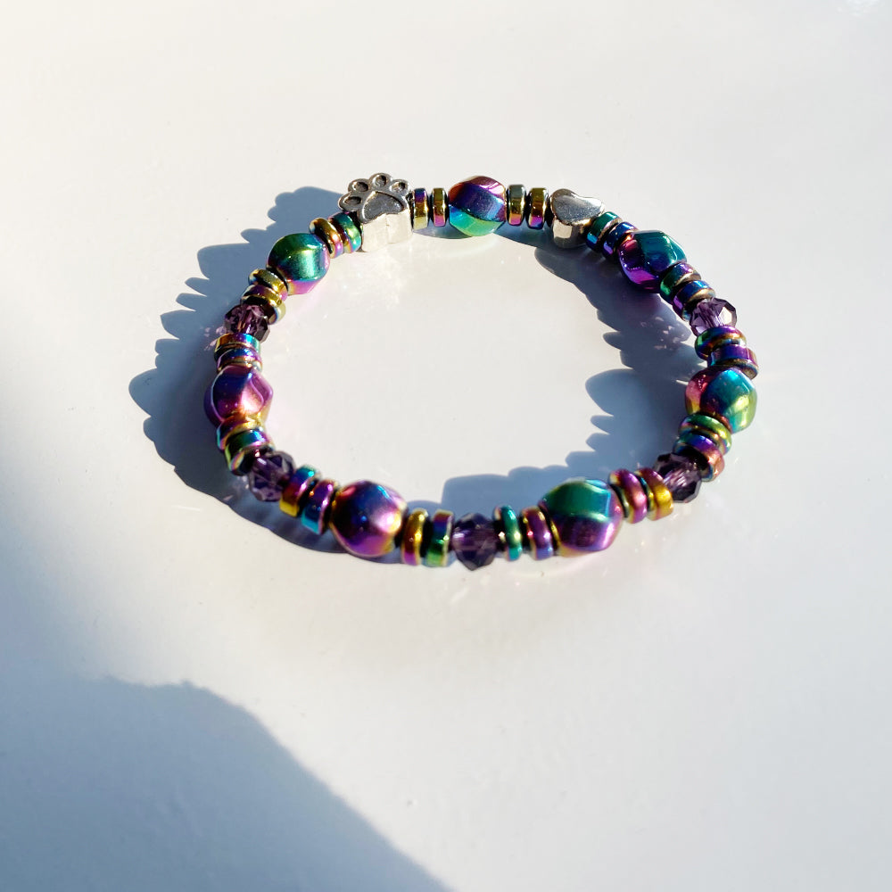 Armband mit einem Anhänger in Form einer Pfote