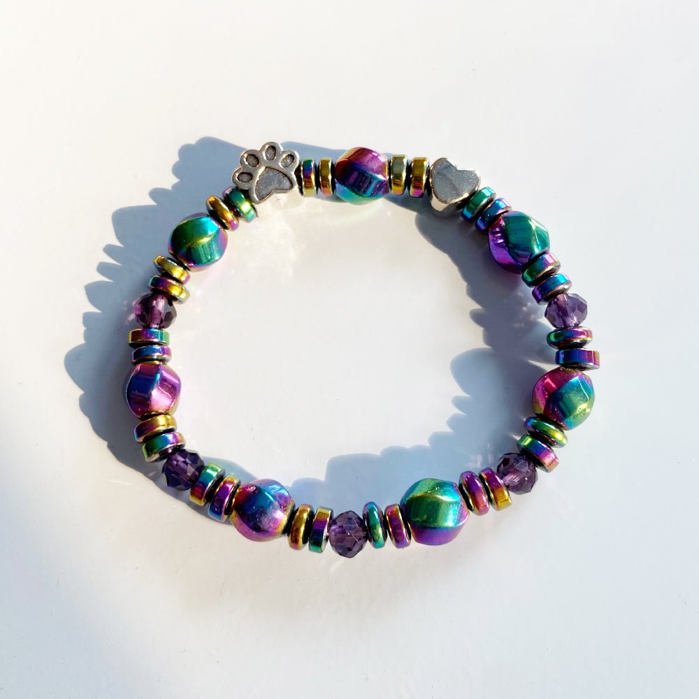 Armband mit einem Anhänger in Form einer Pfote