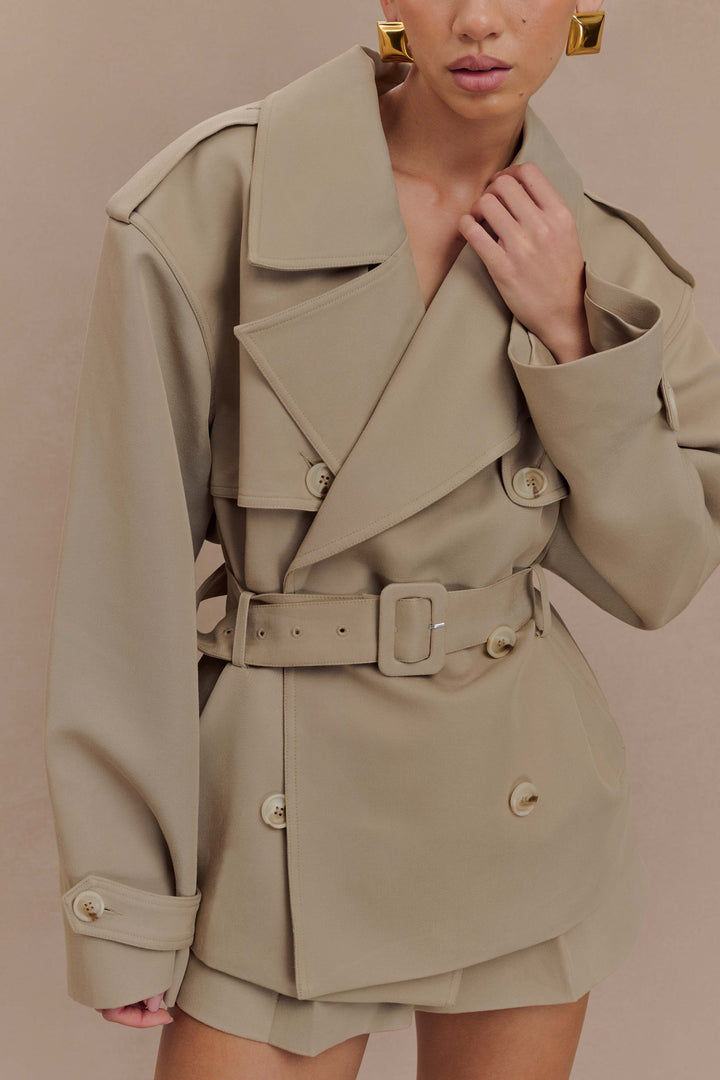 Massgeschneiderter kurzer Trenchcoat, klassisch elegant