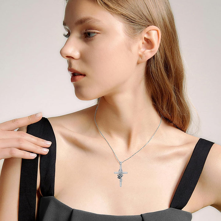 Halskette mit Anhänger in Form von Pfote und Kreuz aus Silber