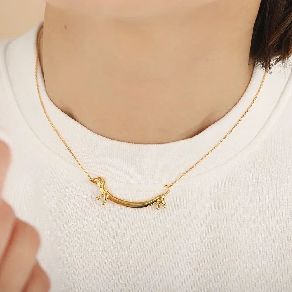Halskette mit goldenem Dackel