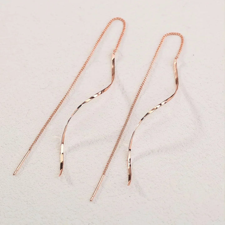 Lange Ohrringe mit Wellen-Design