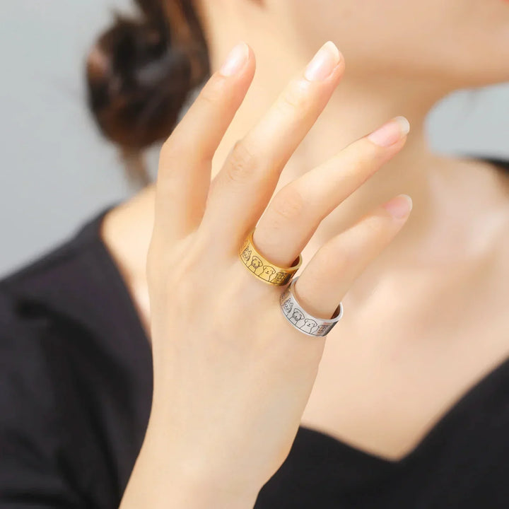 Breiter Ring aus Edelstahl mit Hundenmotiven