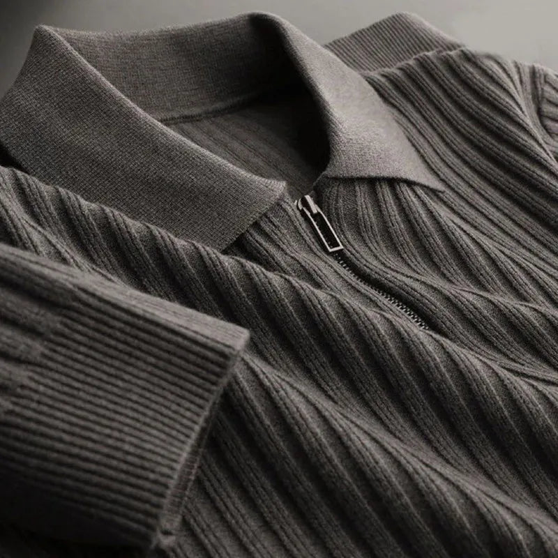 Eleganter Pullover mit Streifenmuster und Reißverschluss