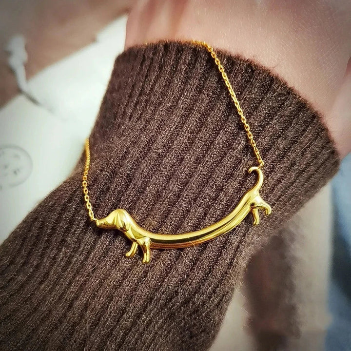 Halskette mit goldenem Dackel