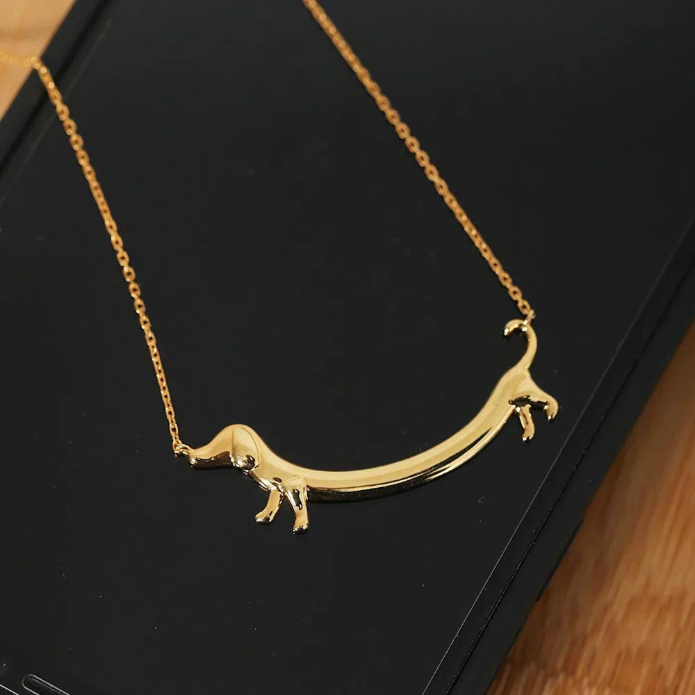 Halskette mit goldenem Dackel