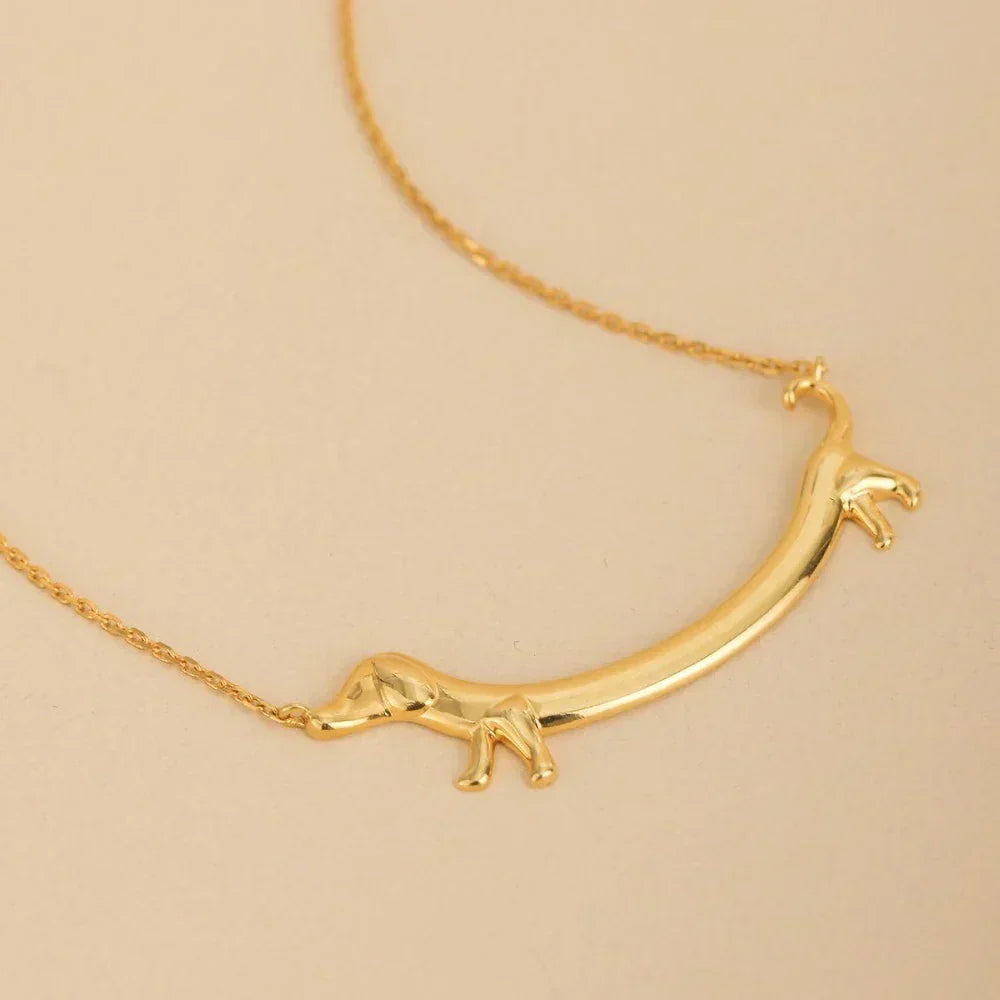 Halskette mit goldenem Dackel