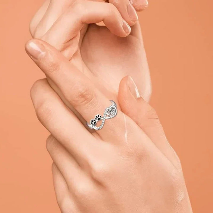 Ring mit Zirkonia in Form einer Pfote mit Herz- und Unendlichkeitssymbol-Design