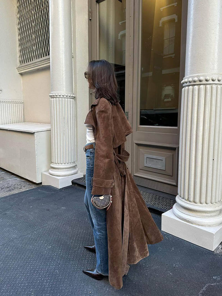Eleganter langer Wildleder-Trenchcoat mit Taillengürtel