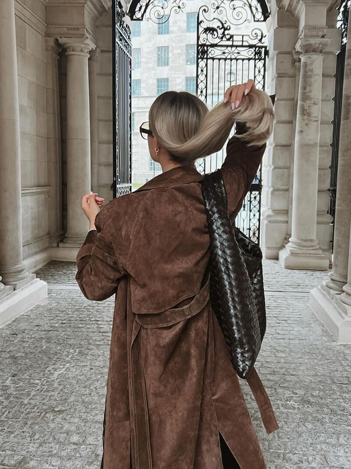 Eleganter langer Wildleder-Trenchcoat mit Taillengürtel