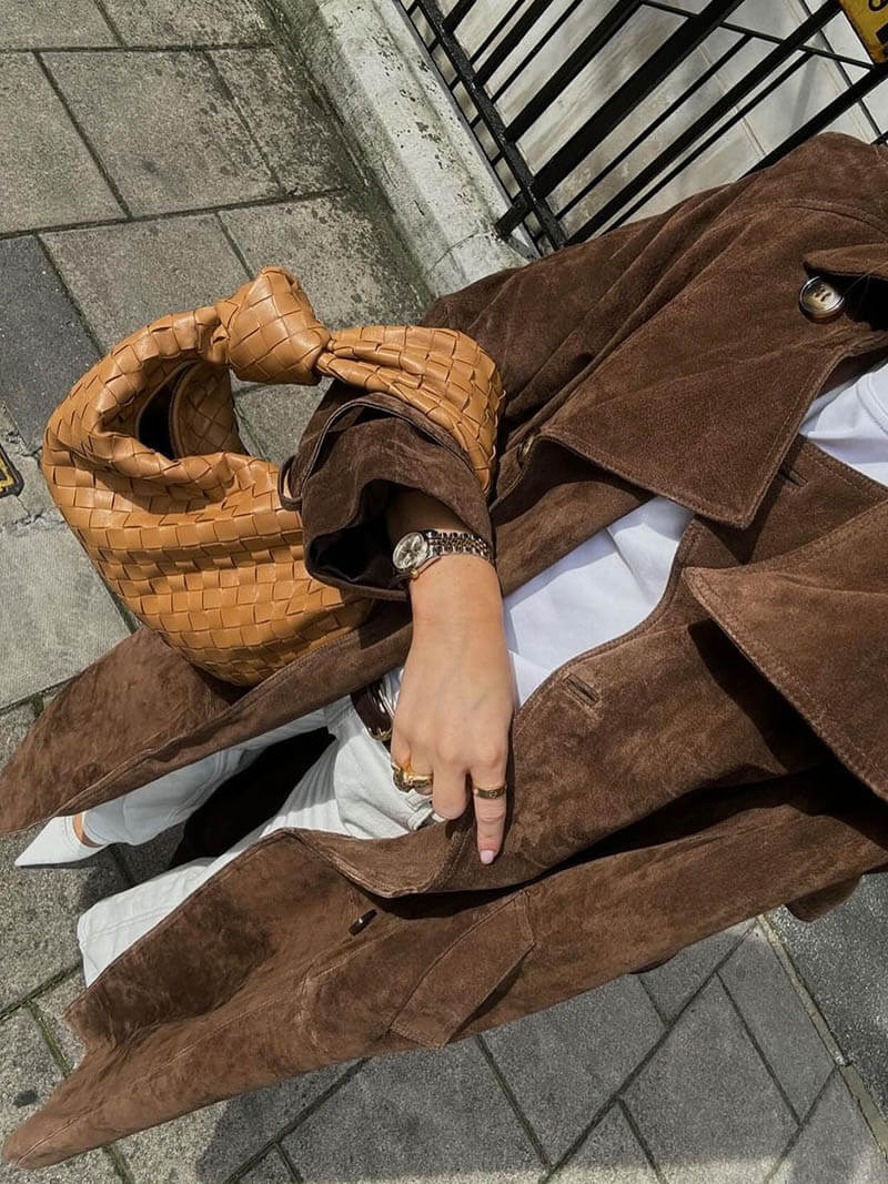 Eleganter langer Wildleder-Trenchcoat mit Taillengürtel