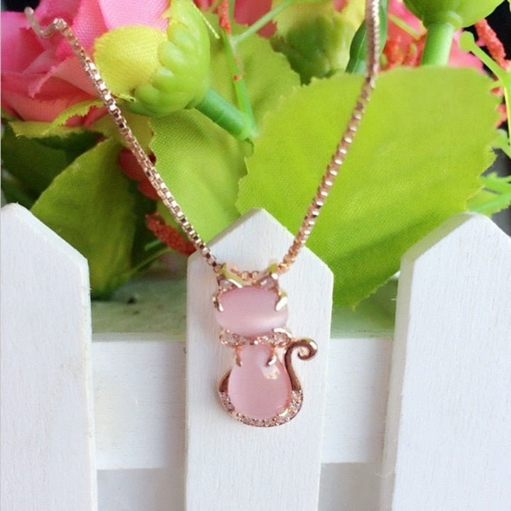 Halskette mit süßem rosa Katzenstein und Zirkon