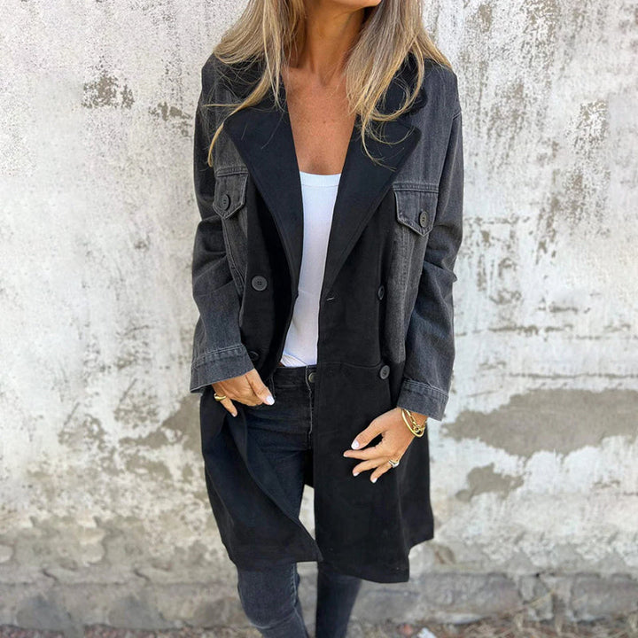 Stylischer mittellanger Trenchcoat mit Denim-Details